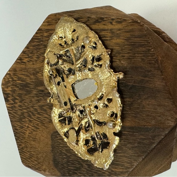 Large gold tone Hollywood Regency brooch pin clear rhinestones - Picture 3 of 7